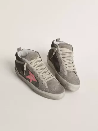 Mid Star para mujer en ante gris con estrella de piel laminada rosa.
