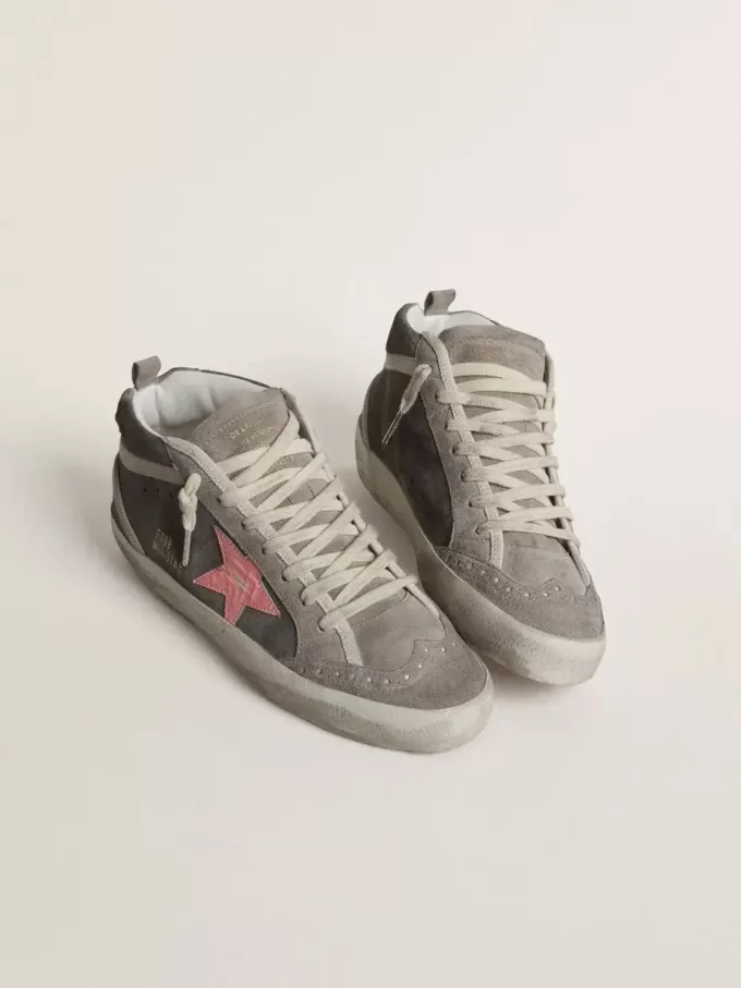 Mid Star para mujer en ante gris con estrella de piel laminada rosa. Mid Star para mujer en ante gris con estrella de piel laminada rosa.
