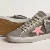 Mid Star para mujer en ante gris con estrella de piel laminada rosa. Mid Star para mujer en ante gris con estrella de piel laminada rosa.