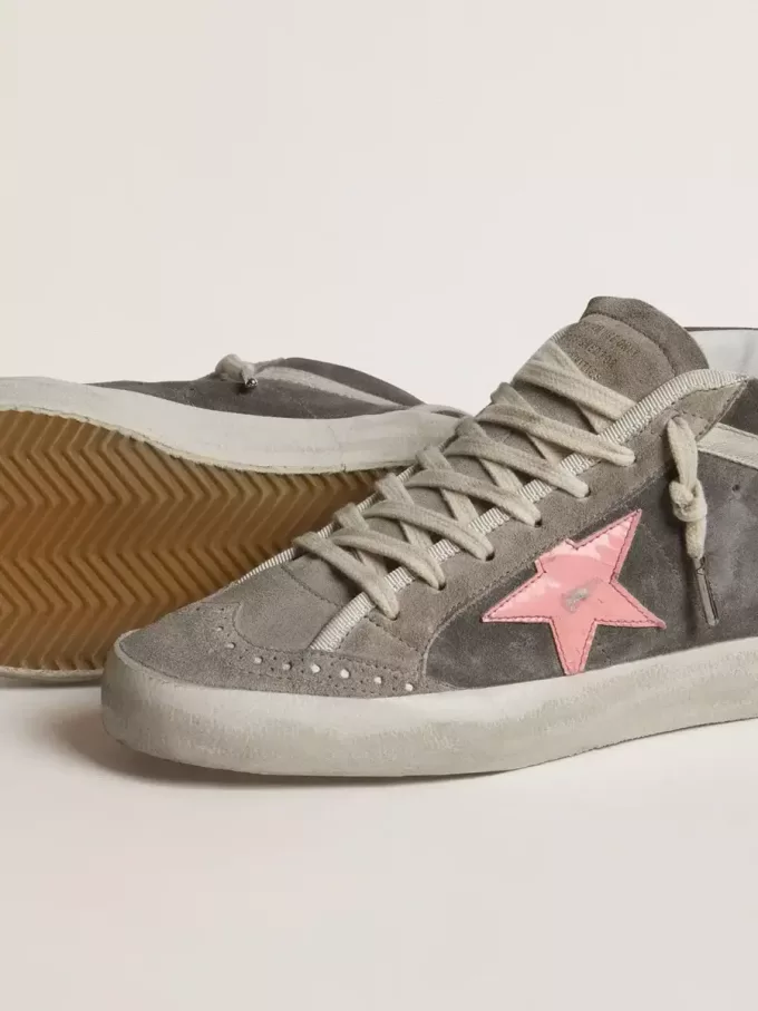 Mid Star para mujer en ante gris con estrella de piel laminada rosa. Mid Star para mujer en ante gris con estrella de piel laminada rosa.