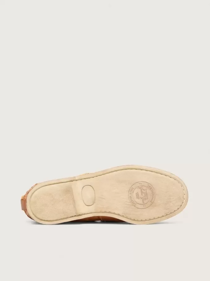 Mocasines Cruise para mujer en piel color tabaco con cordones naranjas de senderismo. Mocasines Cruise para mujer en piel color tabaco con cordones naranjas de senderismo.