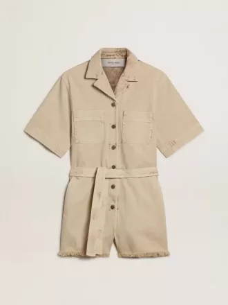 Mono de mujer en denim beige con cinturón y bajo deshilachado