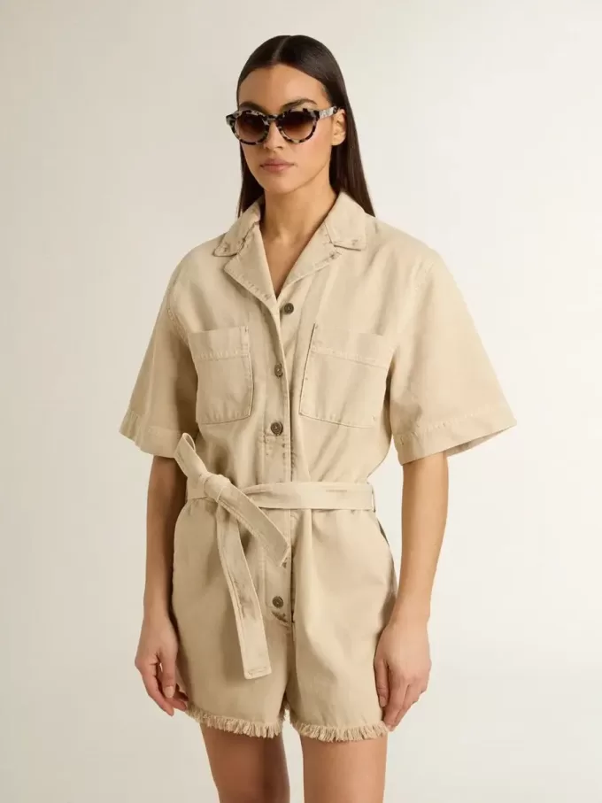 Mono de mujer en denim beige con cinturón y bajo deshilachado