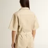Mono de mujer en denim beige con cinturón y bajo deshilachado