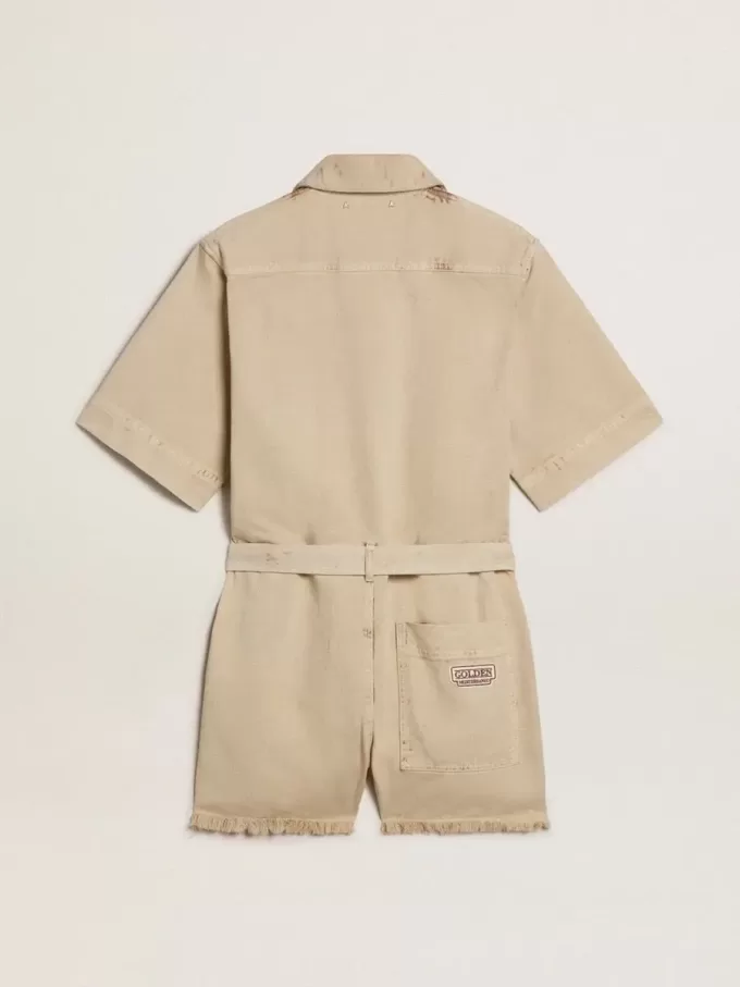 Mono de mujer en denim beige con cinturón y bajo deshilachado
