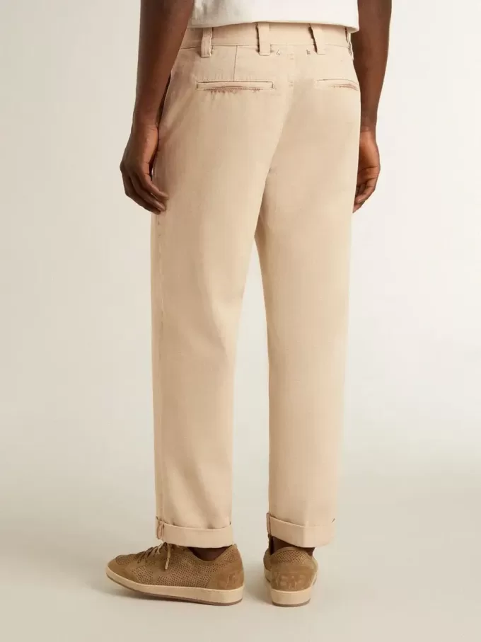 Pantalones chinos beige para hombre con acabado desgastado