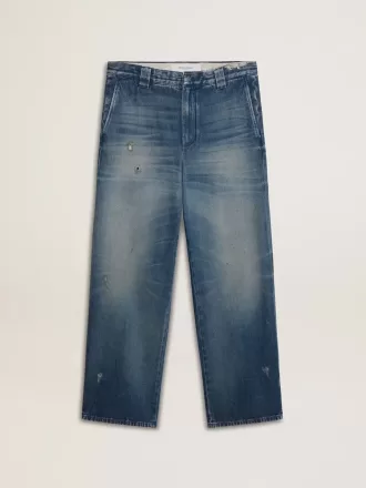 Pantalones chinos de denim para hombre con detalles desgastados.