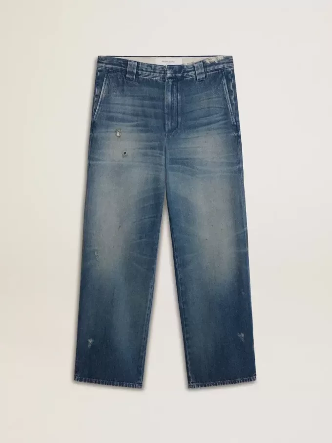 Pantalones chinos de denim para hombre con detalles desgastados.