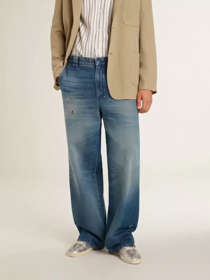 Pantalones chinos de denim para hombre con detalles desgastados.