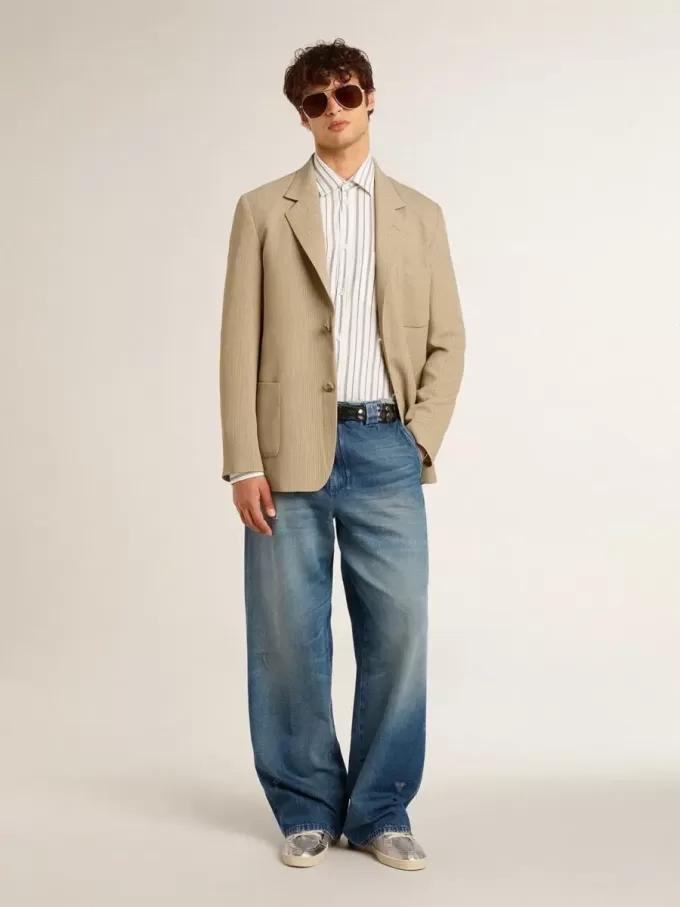 Pantalones chinos de denim para hombre con detalles desgastados.