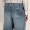 Pantalones chinos de denim para hombre con detalles desgastados.
