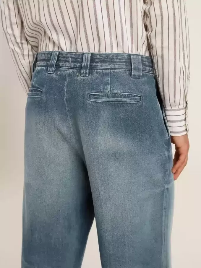 Pantalones chinos de denim para hombre con detalles desgastados.