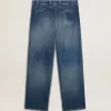 Pantalones chinos de denim para hombre con detalles desgastados.