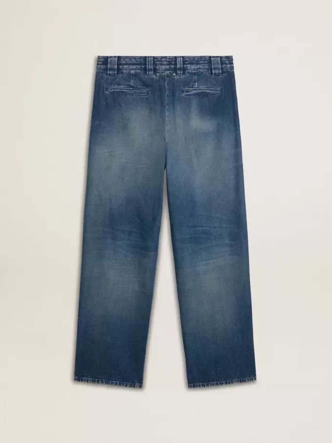 Pantalones chinos de denim para hombre con detalles desgastados.