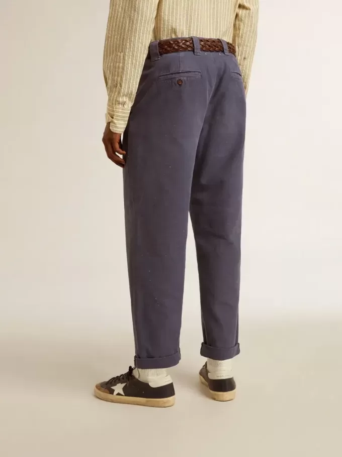 Pantalones chinos de hombre en azul con efecto desgastado