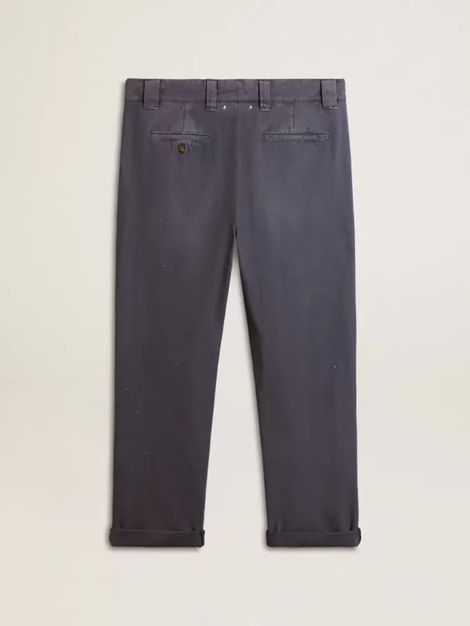 Pantalones chinos de hombre en azul con efecto desgastado