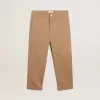 Pantalones chinos para niño en algodón color caramelo.