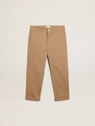 Pantalones chinos para niño en algodón color caramelo.