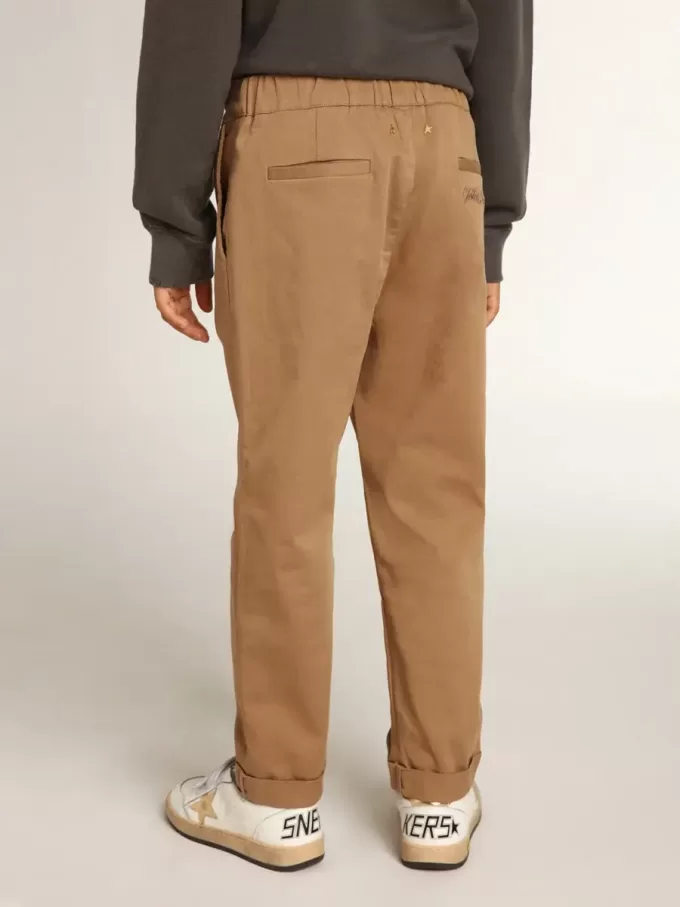 Pantalones chinos para niño en algodón color caramelo.