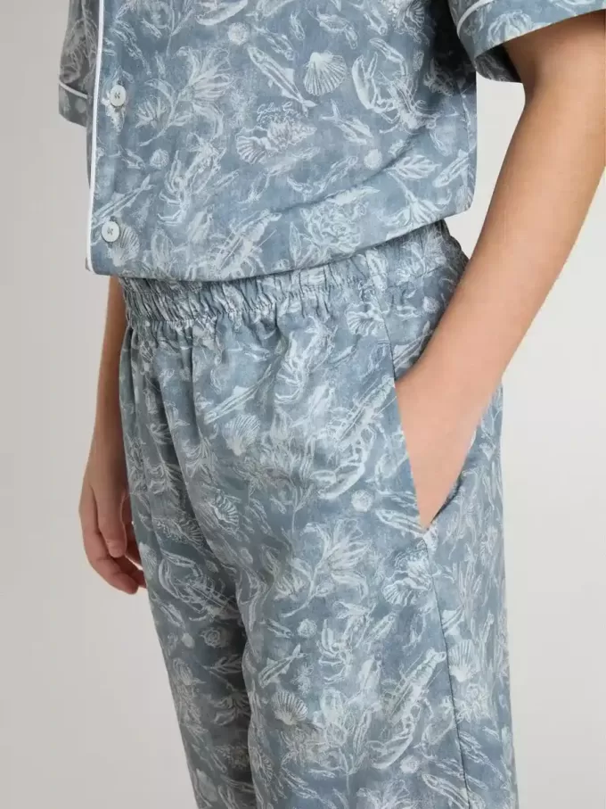 Pantalones cortos azules para niño con estampado blanco Pantalones cortos azules para niño con estampado blanco