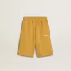 Pantalones cortos de jogging para niños en amarillo ocre con bordado