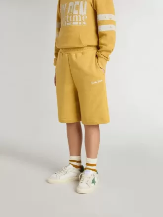 Pantalones cortos de jogging para niños en amarillo ocre con bordado