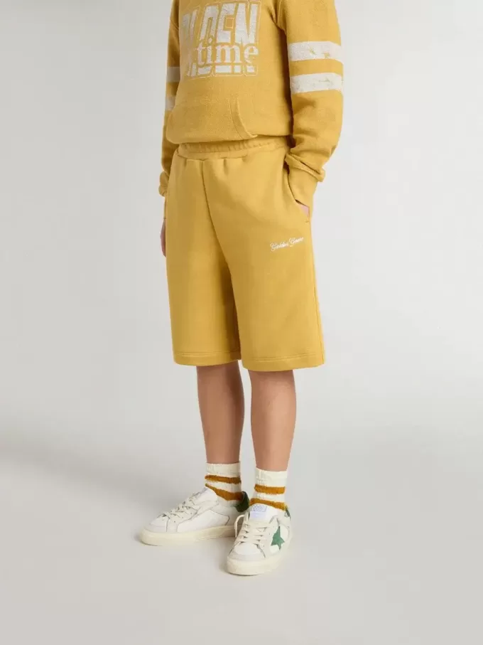 Pantalones cortos de jogging para niños en amarillo ocre con bordado
