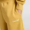 Pantalones cortos de jogging para niños en amarillo ocre con bordado