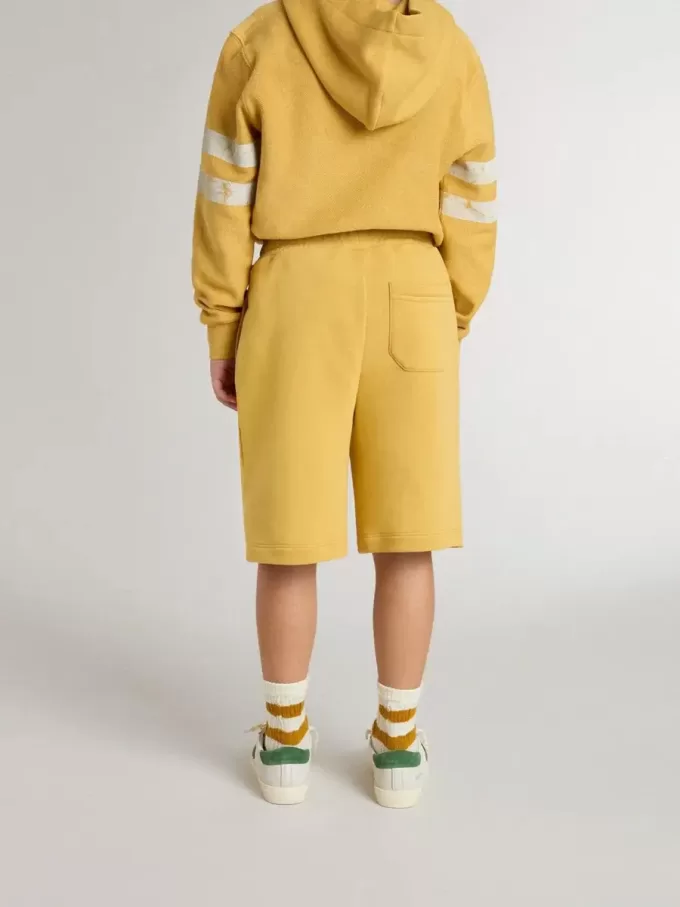 Pantalones cortos de jogging para niños en amarillo ocre con bordado