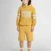 Pantalones cortos de jogging para niños en amarillo ocre con bordado