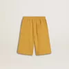 Pantalones cortos de jogging para niños en amarillo ocre con bordado