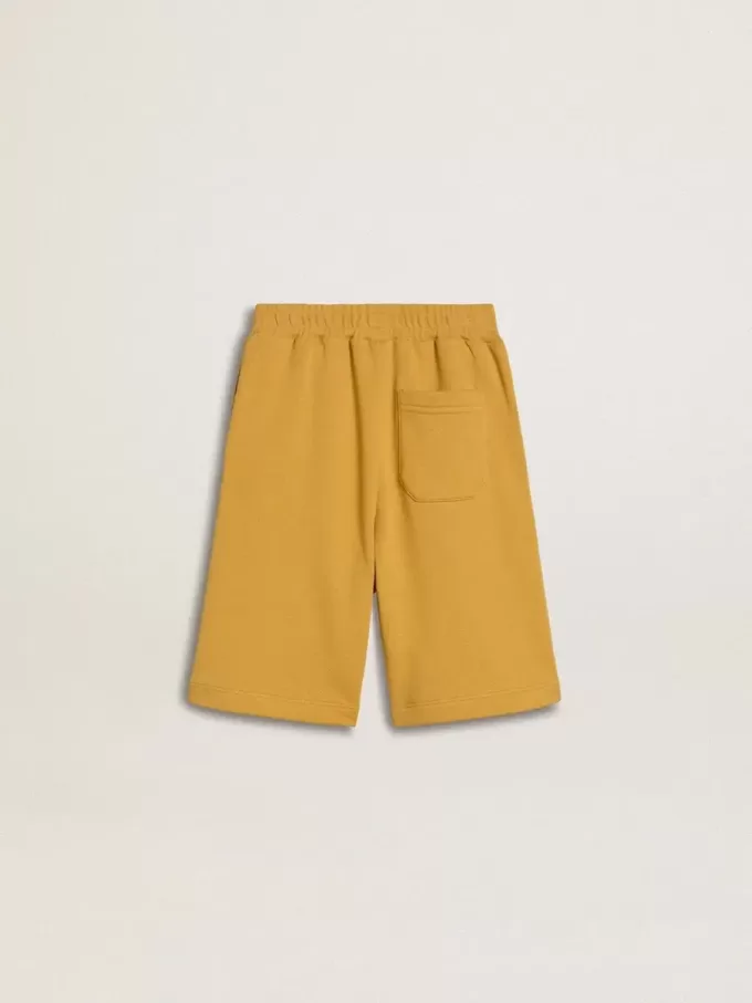 Pantalones cortos de jogging para niños en amarillo ocre con bordado
