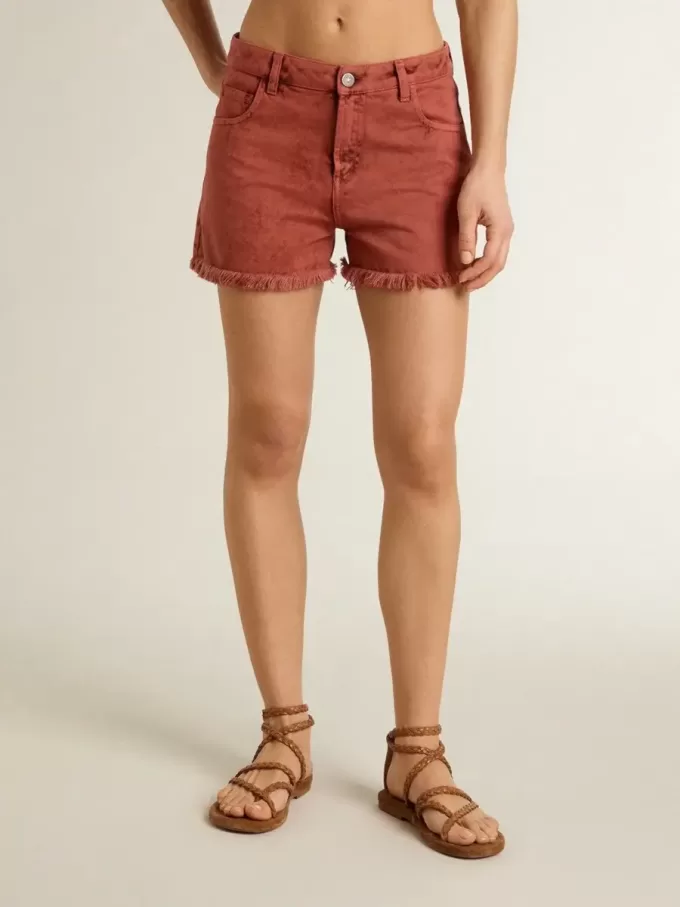 Pantalones cortos de mujer en denim rojo ladrillo con bordado Golden Mediterraneo
