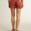 Pantalones cortos de mujer en denim rojo ladrillo con bordado Golden Mediterraneo