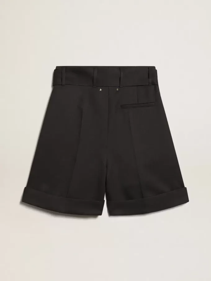 Pantalones cortos de mujer en gabardina de lana negra con cinturón.