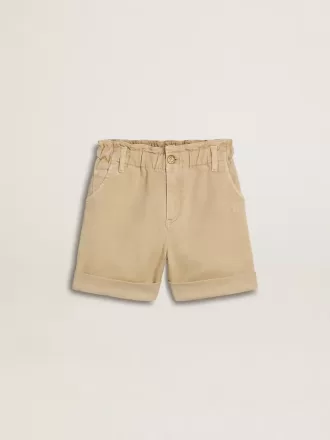 Pantalones cortos para niña en color arena con logotipo bordado