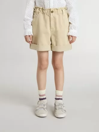 Pantalones cortos para niña en color arena con logotipo bordado