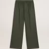 Pantalones de chándal para hombre en color verde oscuro con rayas verticales.