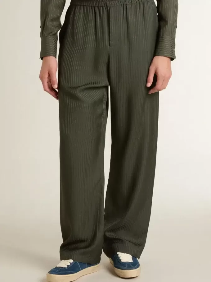 Pantalones de chándal para hombre en color verde oscuro con rayas verticales.