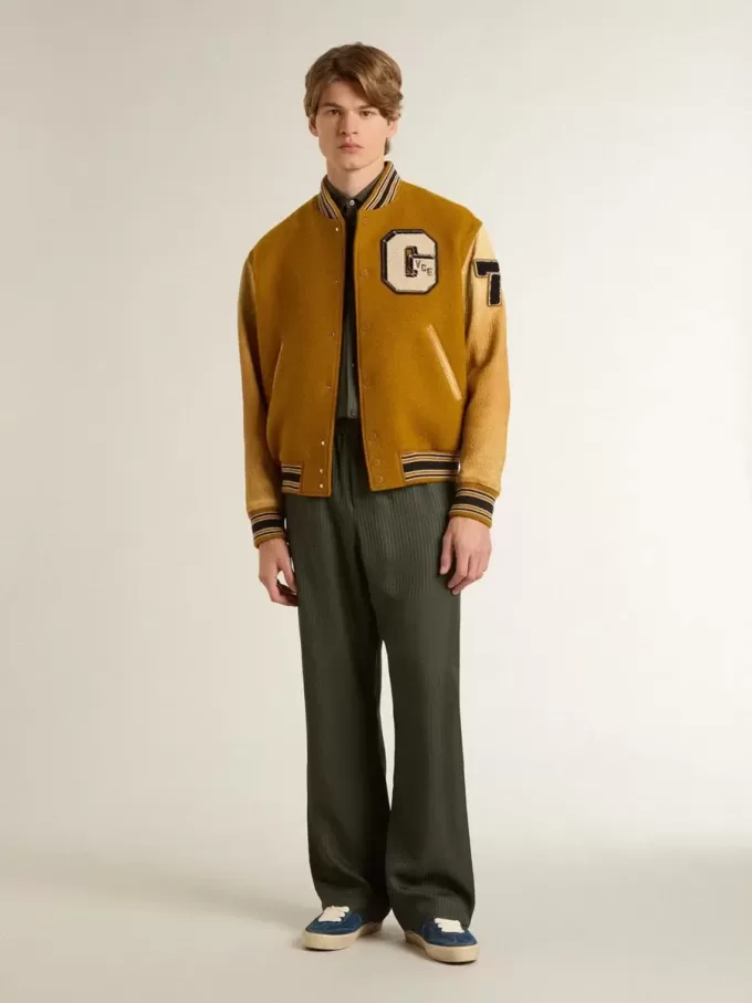 Pantalones de chándal para hombre en color verde oscuro con rayas verticales.