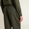 Pantalones de chándal para hombre en color verde oscuro con rayas verticales.
