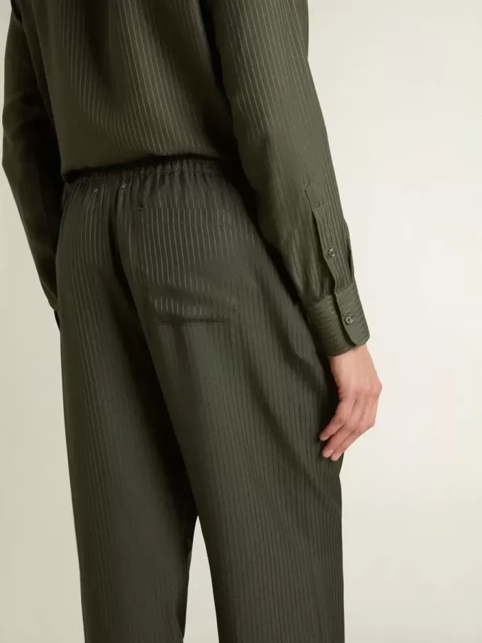 Pantalones de chándal para hombre en color verde oscuro con rayas verticales.