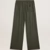 Pantalones de chándal para hombre en color verde oscuro con rayas verticales.
