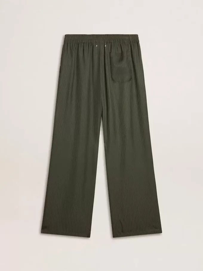 Pantalones de chándal para hombre en color verde oscuro con rayas verticales.