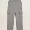 Pantalones joggers cargo de algodón gris jaspeado con bordados.
