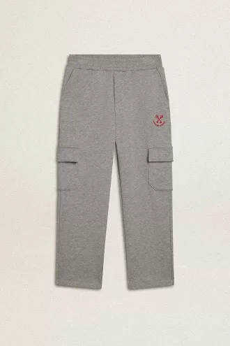 Pantalones joggers cargo de algodón gris jaspeado con bordados.