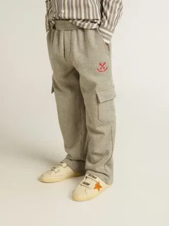 Pantalones joggers cargo de algodón gris jaspeado con bordados.