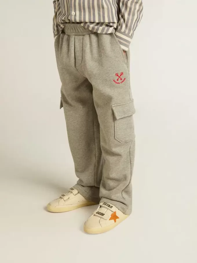 Pantalones joggers cargo de algodón gris jaspeado con bordados.