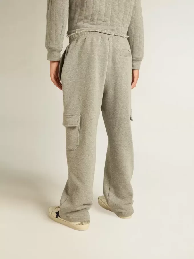 Pantalones joggers cargo de algodón gris jaspeado con bordados.