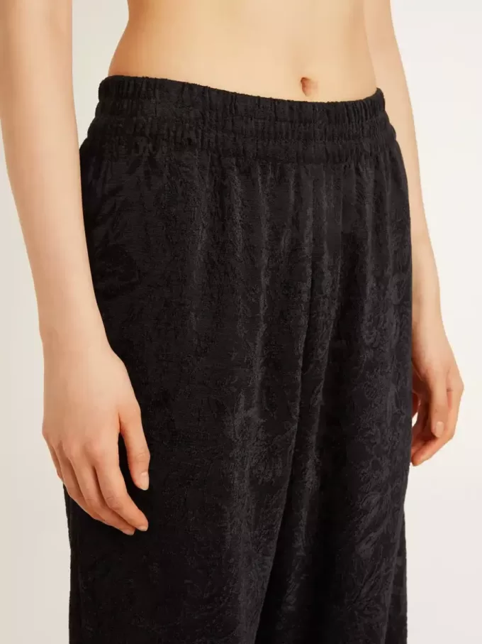 Pantalones joggers negros para mujer con estampado toile de jouy tono sobre tono